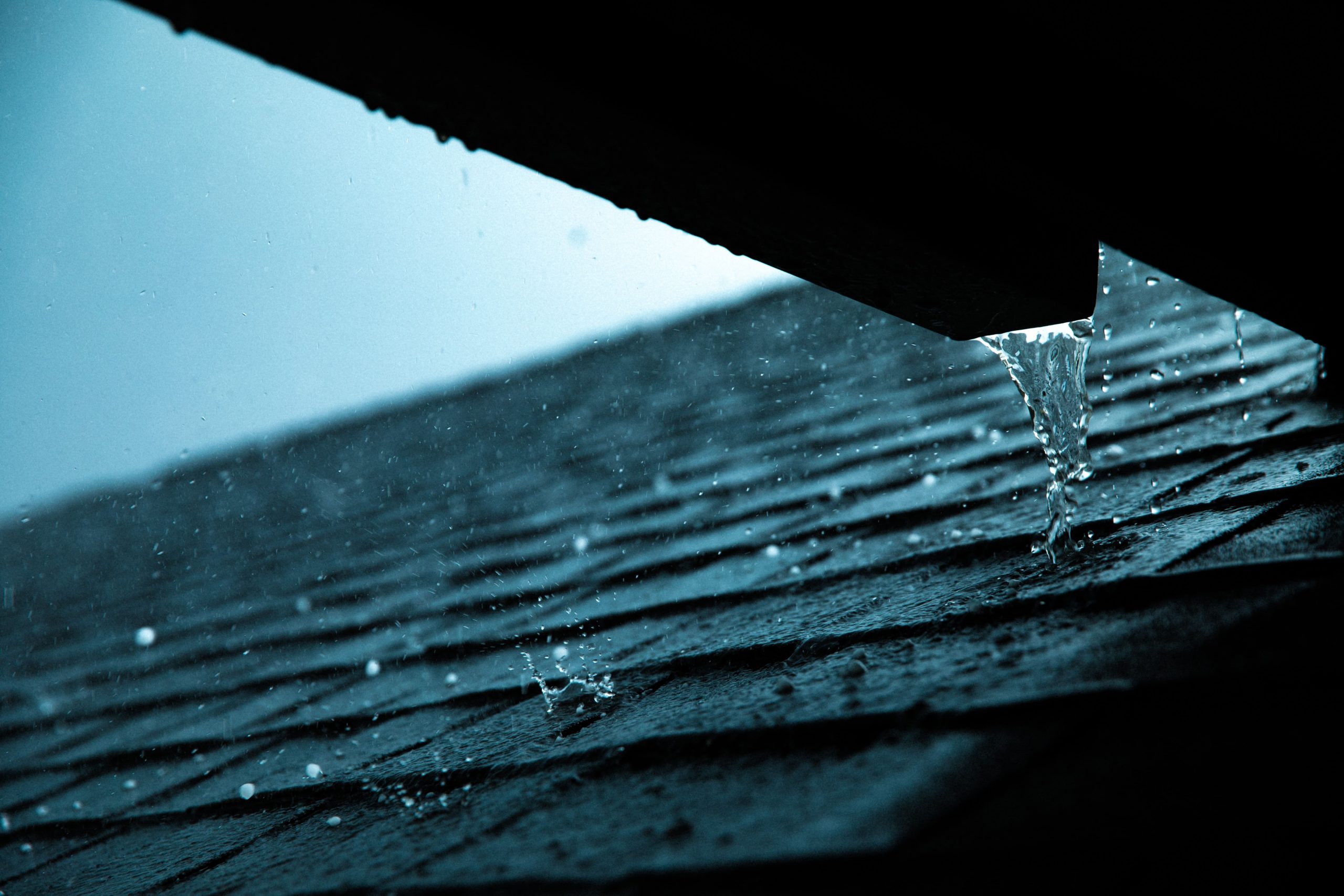 Water drips from gutter onto shingles 